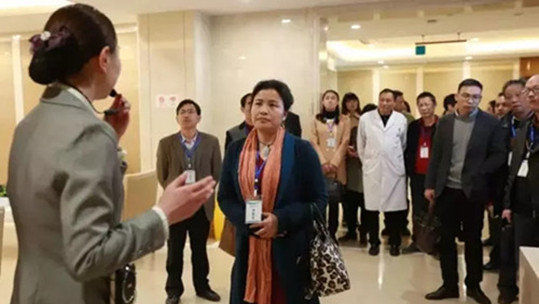 <b>全國(guó)人大代表等一行12人蒞臨仁愛婦產(chǎn)進(jìn)</b>